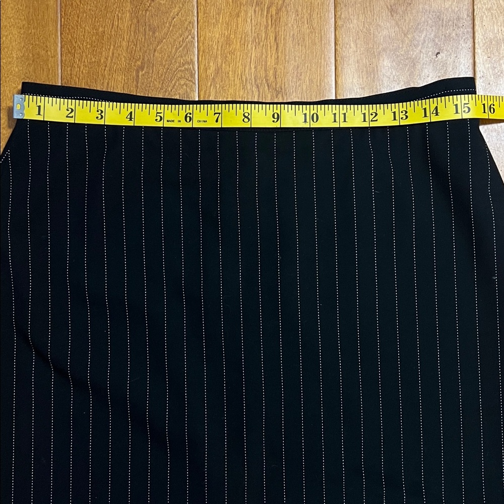 Club Monaco Pinstripe Pencil Skirt 10 Black Capsule Career Minimalist Work - Picture 4 of 8